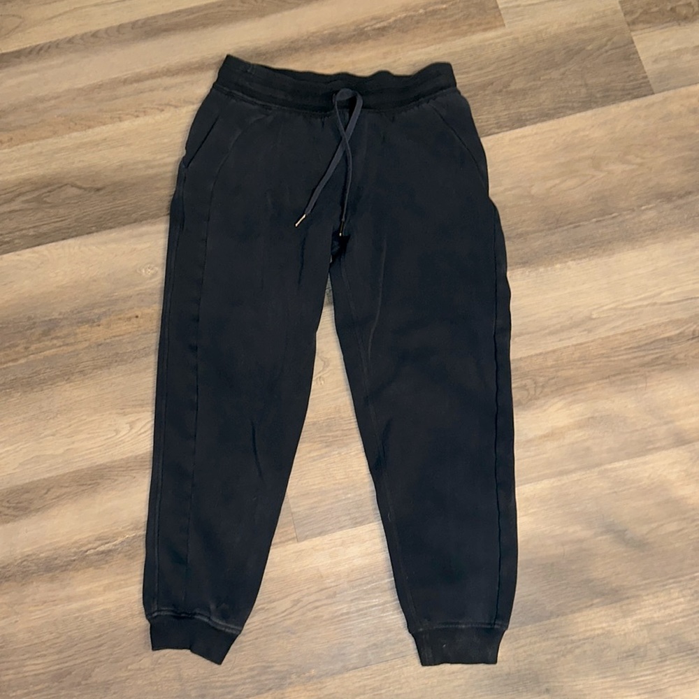 lululemon Scuba High-Rise Relaxed Jogger
Full Length in Navy size 10